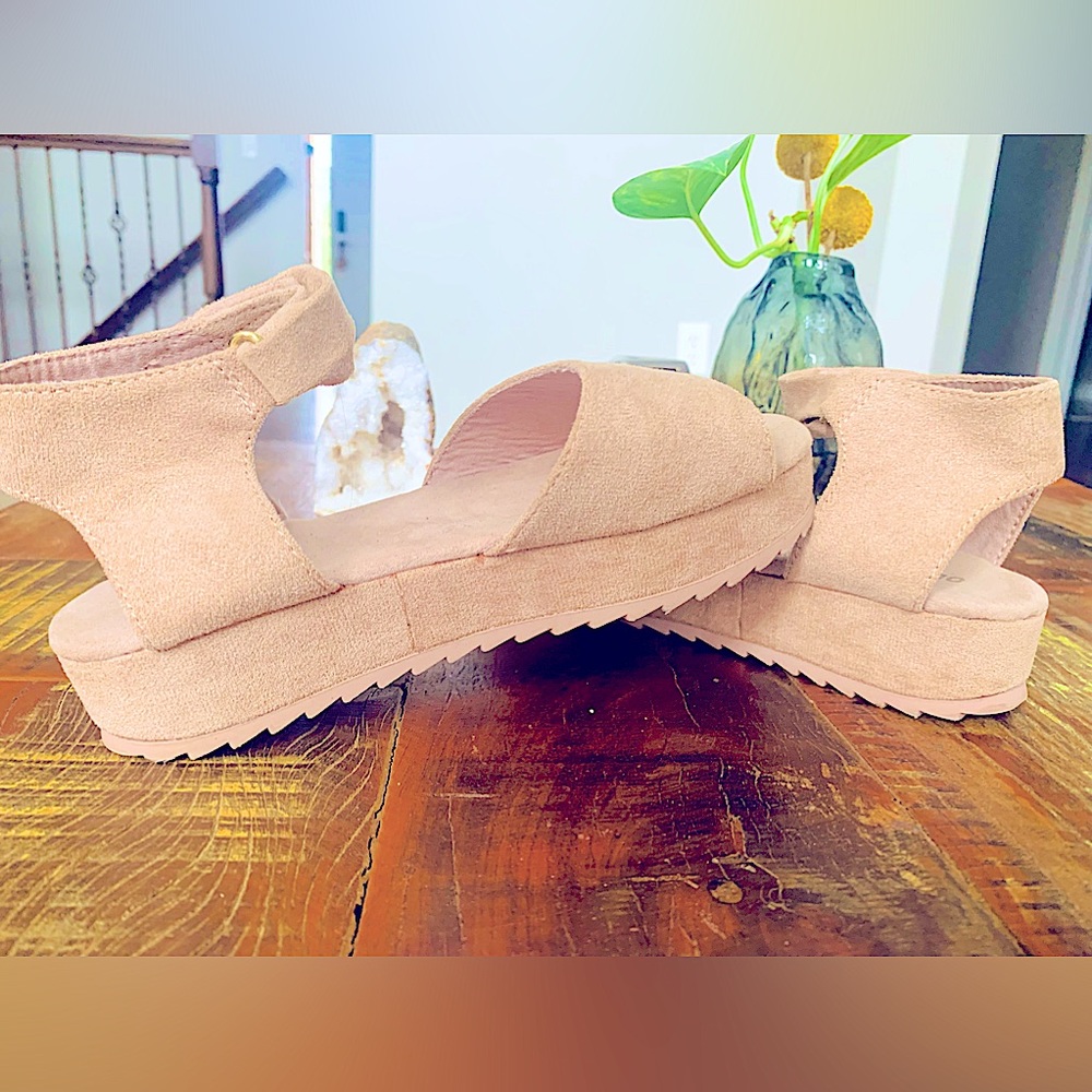Old Navy sandals for girls - size 1